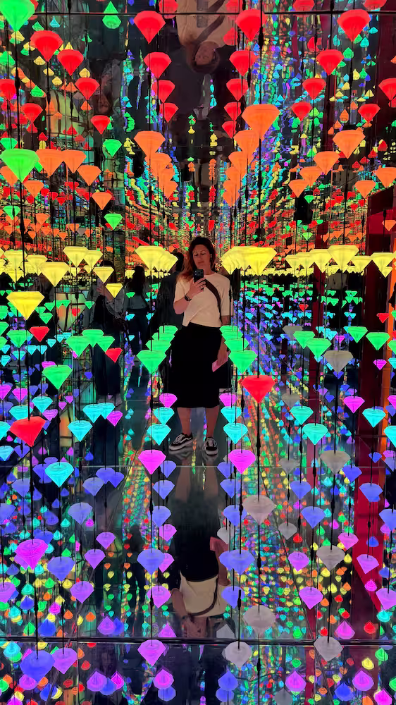 Jessica among colors